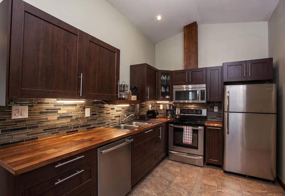 The Best 2 Bedrooms Suite In Revelstoke! Luaran gambar