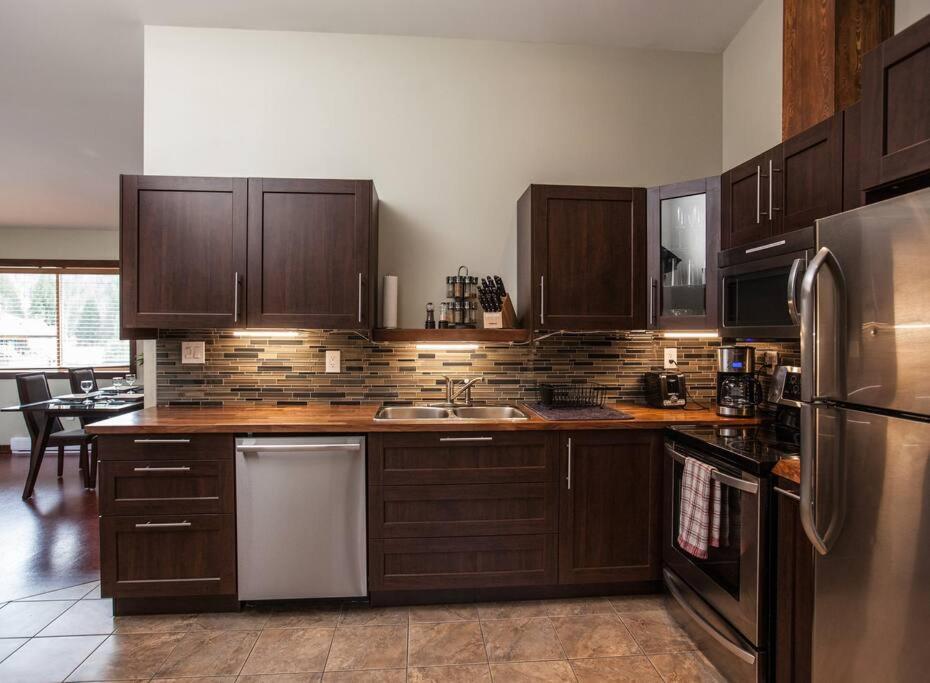 The Best 2 Bedrooms Suite In Revelstoke! Luaran gambar